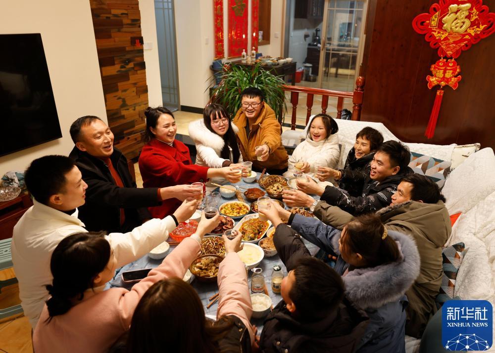2023年1月21日，贵州省遵义市正安县一户居民在家里吃年夜饭。新华社发（赵永章 摄）