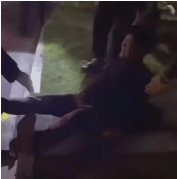 周华健演唱会突发意外！网友：看着都疼！