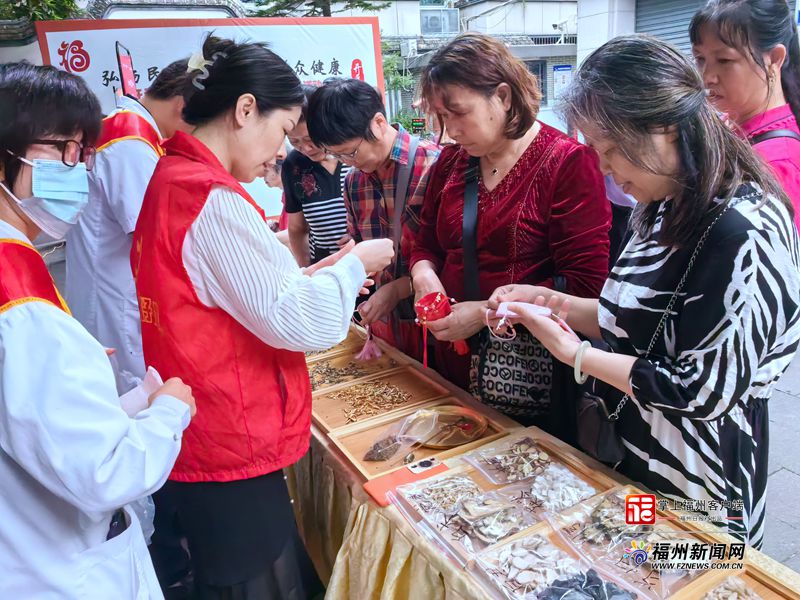 开元社区举办传统医药日主题活动 片仔癀（洪山）体验馆慰问医护人员