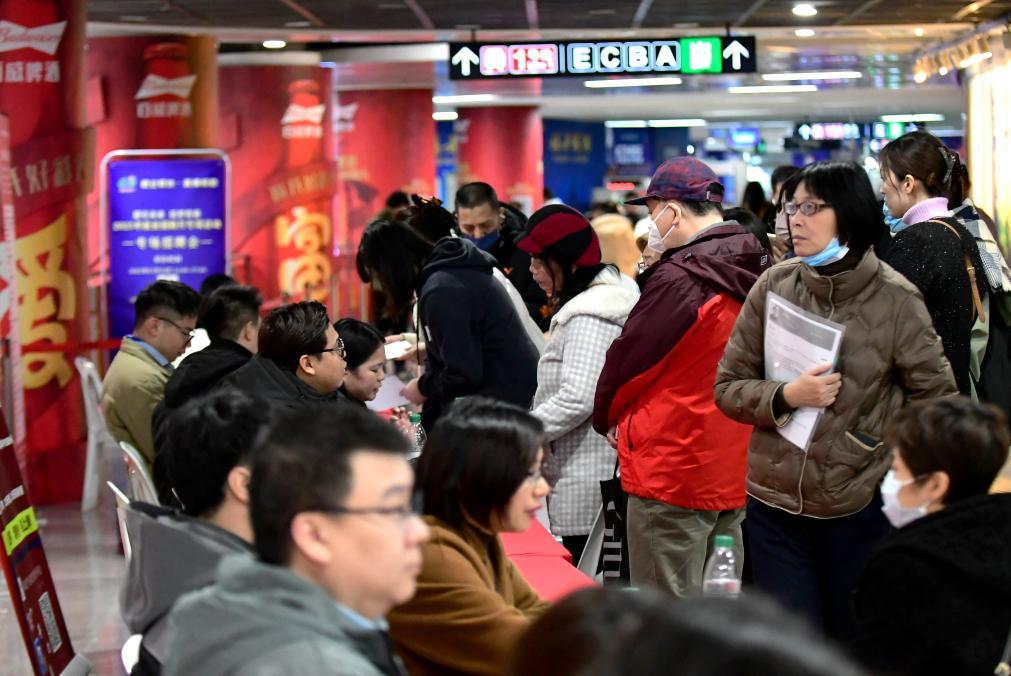 2025年1月10日，“好年华 聚福州”2025年就业援助月专项活动——综合类专场招聘会在福建省福州市南门兜地铁站内举办。 新华社记者魏培全 摄