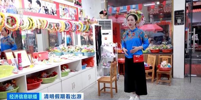 泉州“簪花围”火出圈！40元体验簪花+服饰，游客冒雨打卡