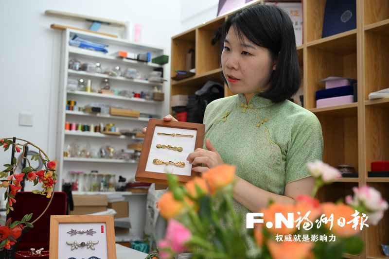 “繁花”绽放在东方 传统旗袍盘扣走进生活焕发新光彩