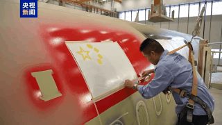 C919飞机首次“身披”五星红旗！沉浸式体验涂装全过程→