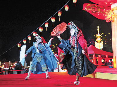 重庆黔江区城市大峡谷景区的演员在表演非遗川剧变脸。　　杨  敏摄（人民视觉）