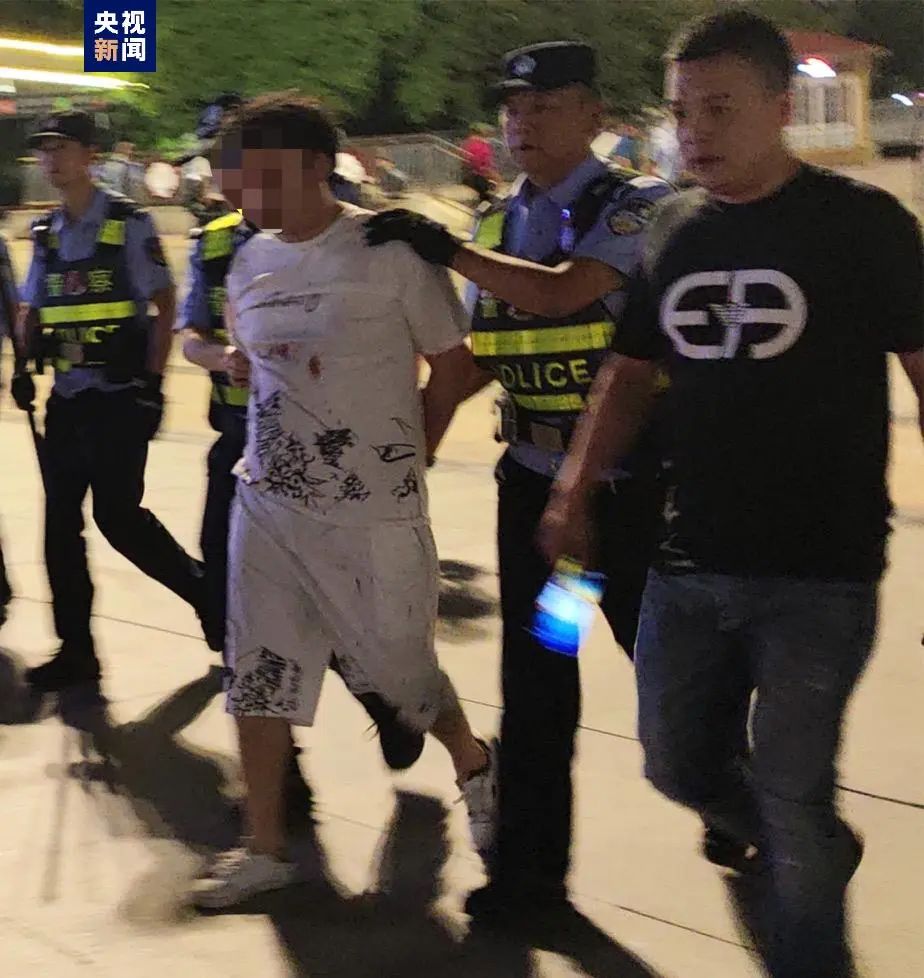 身中15刀仍紧追歹徒，民警邱建军英勇牺牲