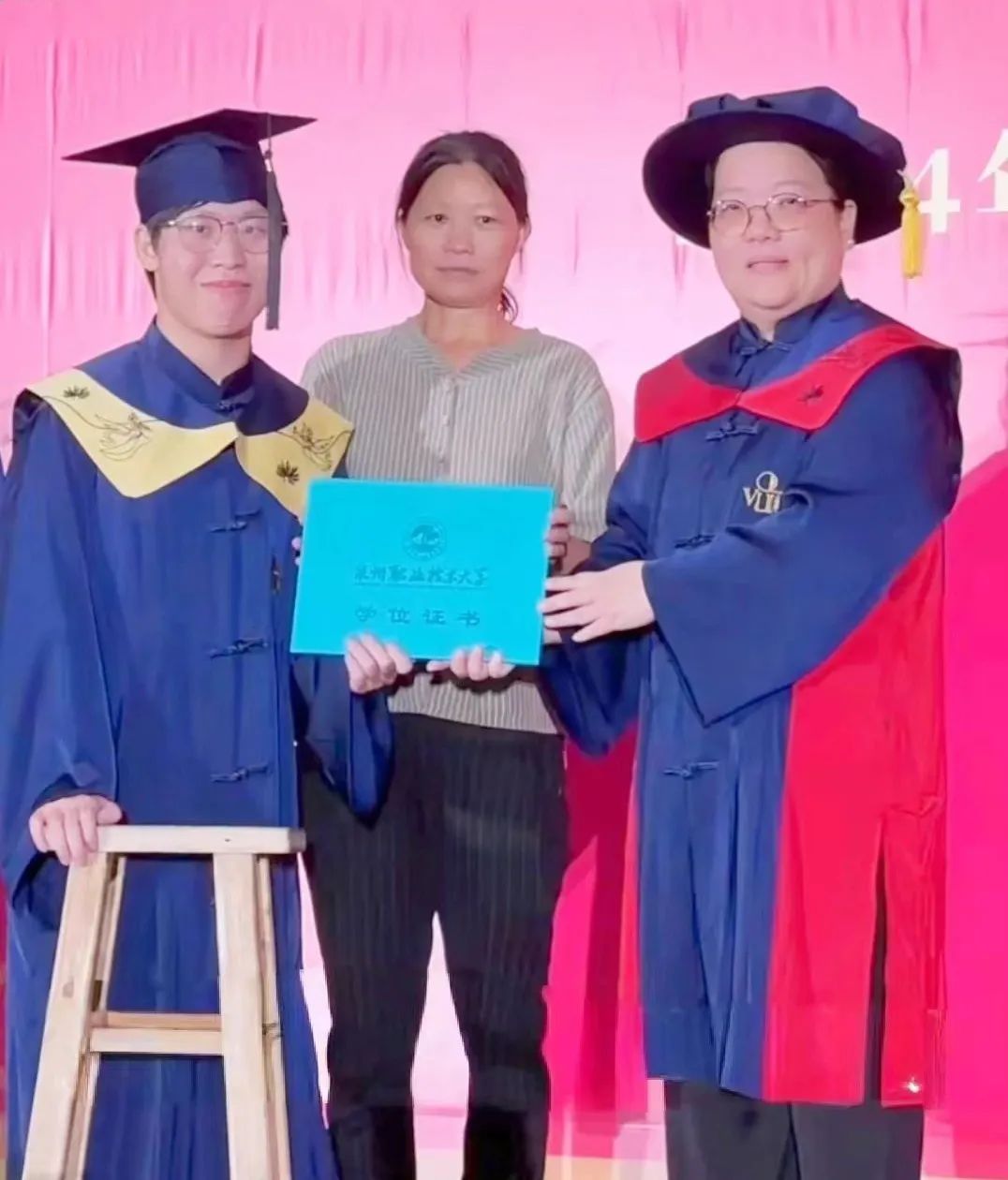 轮椅少年“走”上台，校长为他第一个拨穗！全场掌声雷动……