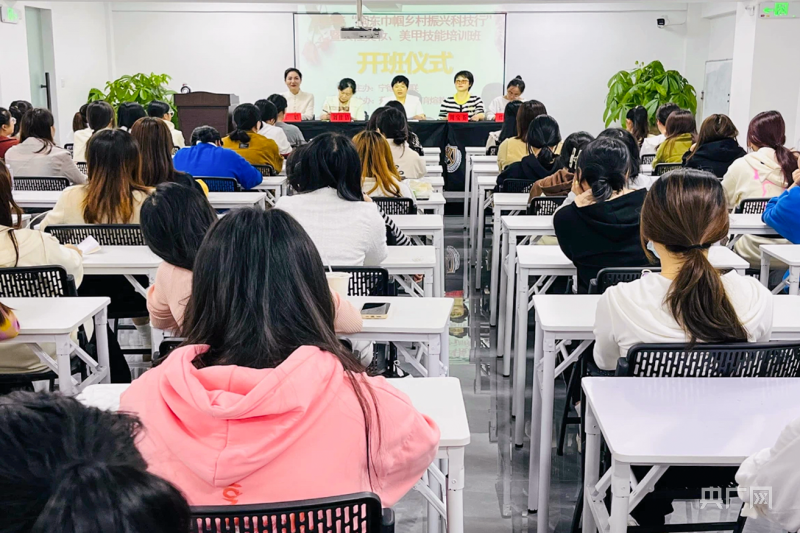 福建巾帼力量：生产一线绽芳华