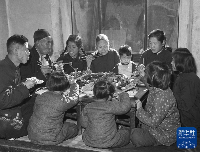 1953年春节，天津市民王德铸（左一）一家人吃团圆饭。新华社记者 盛果 摄