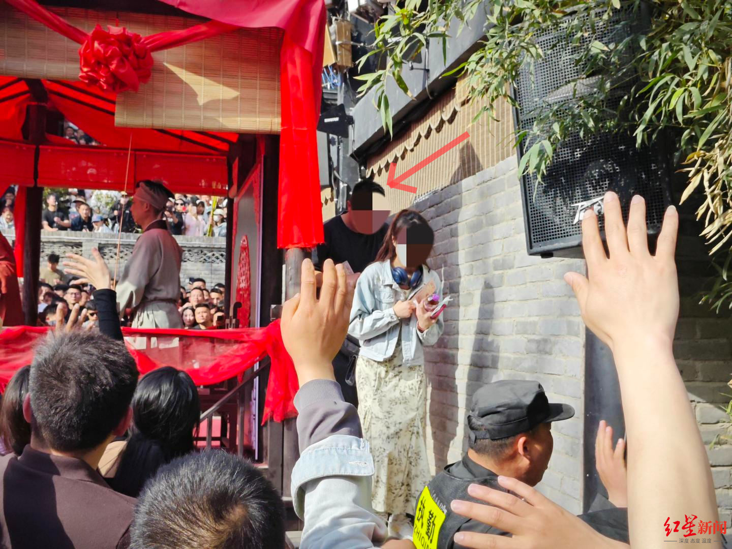 已婚男在“王婆说媒”走红 妻子发声