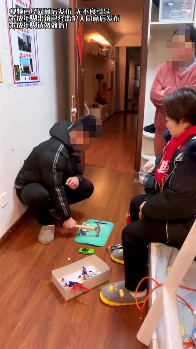 教育专家“砸玩具”式粗暴家访引争议，官方：她系退休教师，将调查