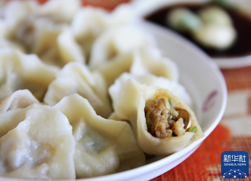 这是一户山西人家里包的饺子，配山西老陈醋加蒜瓣就是年夜饭必备的美味（2014年1月29日摄）。过年时，不少家庭有将硬币、红枣、花生等包到饺子馅里的习俗，吃到这样饺子的幸运儿被认为来年会交好运、发大财、事事顺意。新华社记者 梁旭 摄