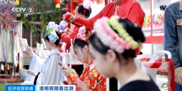 泉州“簪花围”火出圈！40元体验簪花+服饰，游客冒雨打卡