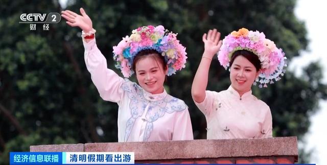 泉州“簪花围”火出圈！40元体验簪花+服饰，游客冒雨打卡