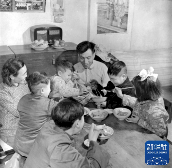 20世纪60年代初，辽宁鞍钢老工人于德举一家在吃年夜饭。为过年准备一顿丰盛的饭菜是当时人们颇费脑筋的事。新华社记者 苗明 摄