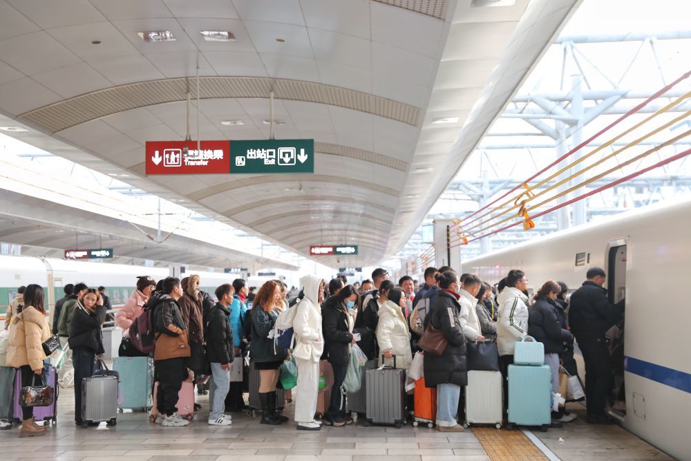 图为昆明火车站站台上，安全绳升起，旅客排队上车。 （国铁昆明局供图）