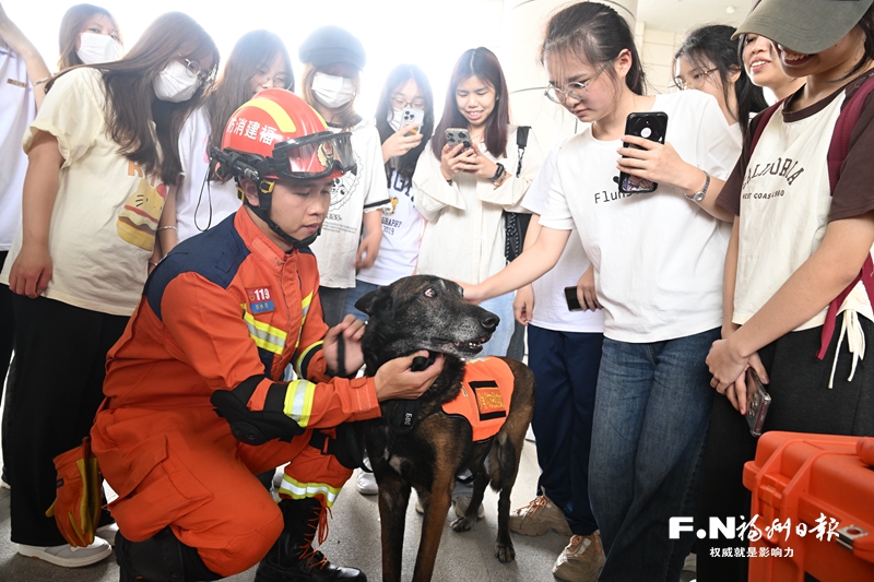 福州市“全国防灾减灾日”宣传活动走进闽江师专