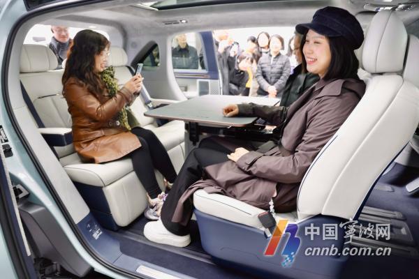 百城网媒大咖走进北仑 感受宁波发展速度