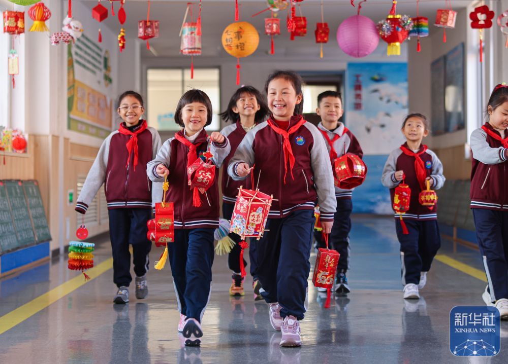 2月14日，在山东省荣成市实验小学，学生们展示自己的手工作品。新华社发（李信君摄）