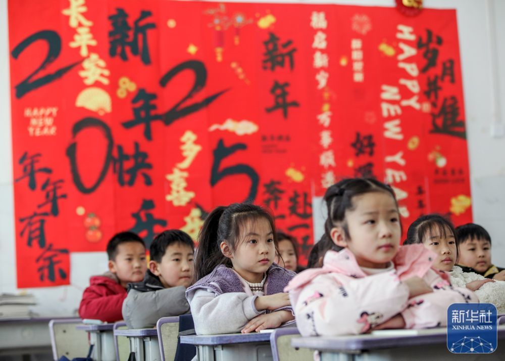 2月14日，在河南省焦作市博爱县清化镇街道七街小学，学生在听课。新华社发（程全摄）