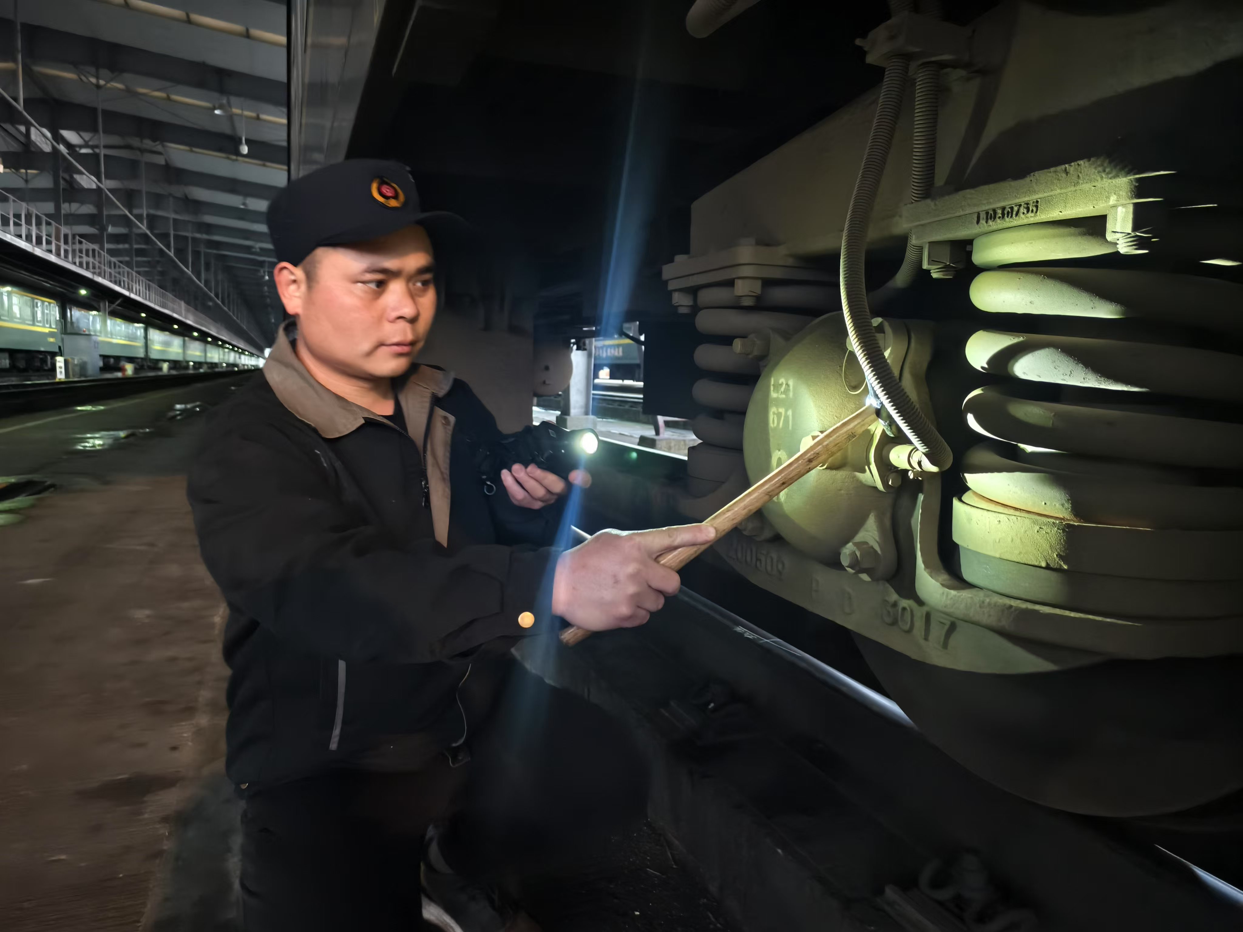 在福州车辆段库检车间，有一群春运幕后的“隐形护航者”