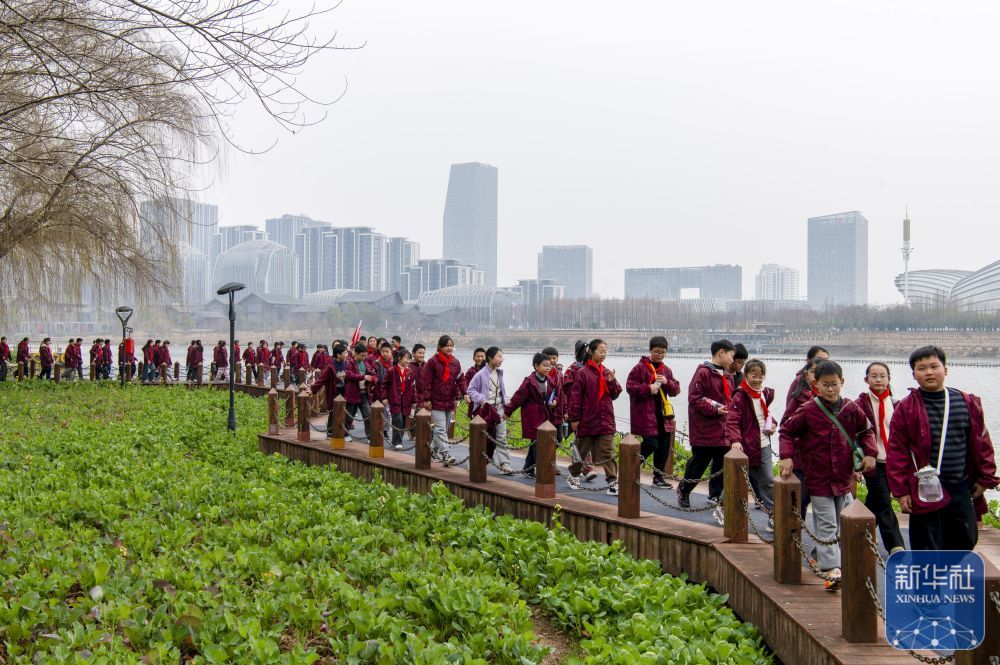 2月14日，在浙江省金华市婺城区婺州公园里，东市街小学师生集体在三江六岸绿道上快乐毅行。新华社发（胡肖飞摄）