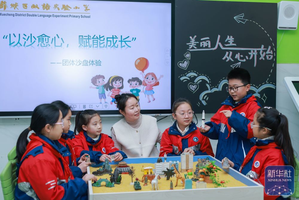 2月14日，山东省枣庄市薛城区双语实验小学老师为学生进行心理健康教育。新华社发（王龙飞摄）