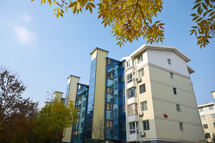 2024年10月31日拍摄的正在加装电梯的银川市兴庆区燕和园小区。新华社发（袁宏彦摄）