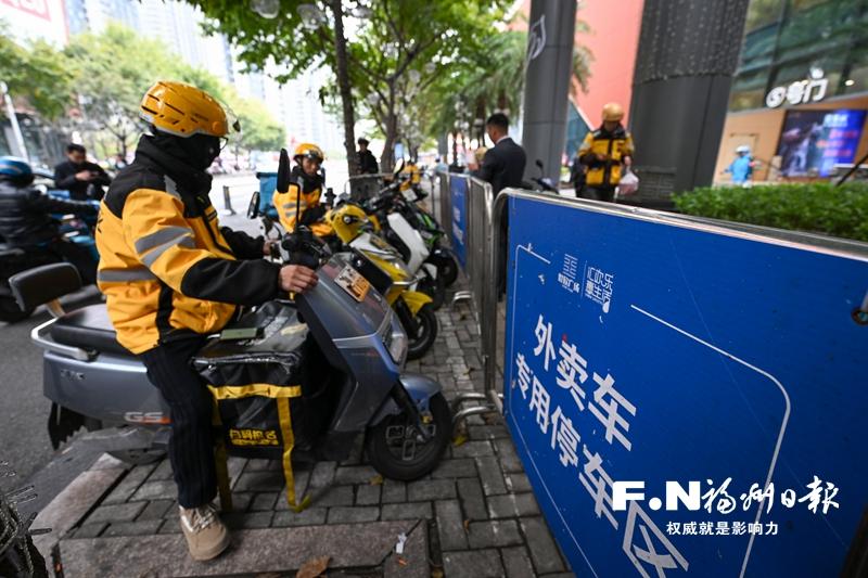 福州疏堵结合整治“两车”乱停放