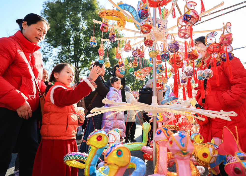 2025年1月29日，人们在江苏省南京市夫子庙花灯市场挑选花灯。新华社发（苏阳 摄）
