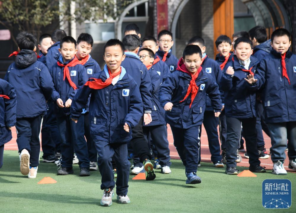 2月14日，西安市后宰门小学学生在体育课上进行热身活动。新华社记者 张博文 摄