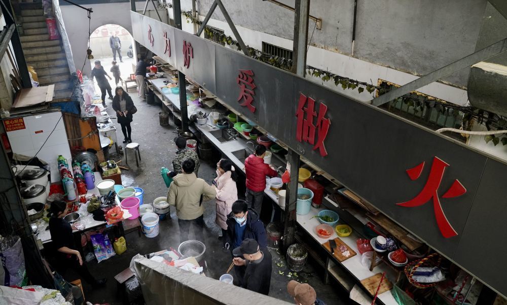 患者家属在厨房内烧饭做菜（2025年1月23日摄）。新华社记者 胡晨欢 摄