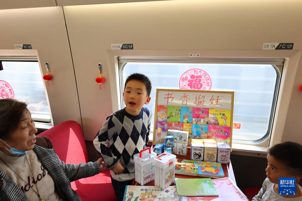 春运·小事中的改革｜高铁有了“遛娃舱” 带娃出行不再烦恼