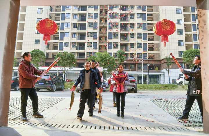 2025年1月15日，江西省宜春市铜鼓县永宁镇城南社区文昌苑安置小区居民搬入新居。新华社发（周亮摄）