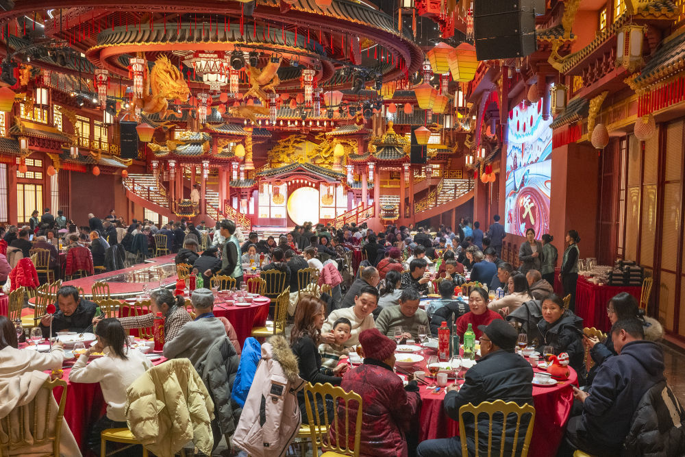2025年1月28日，人们在安徽省芜湖市繁昌区一家酒店内吃年夜饭。新华社发（肖本祥 摄）