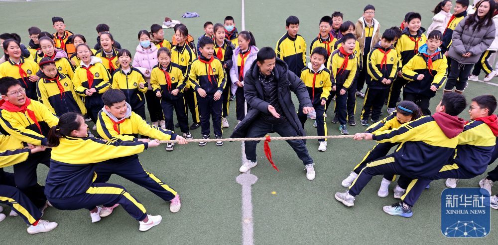 2月14日，山东省枣庄市市中区东湖小学学生们在参加拔河比赛。新华社发（孙中喆摄）