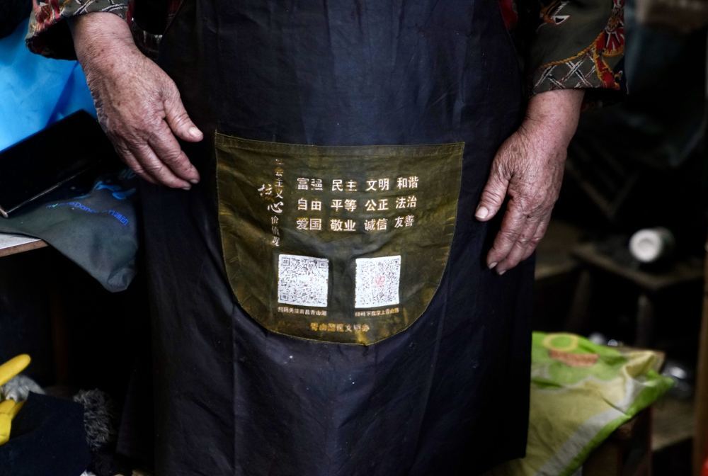 这是厨房主人熊庚香多年来一直穿在身上的围裙（2025年1月23日摄）。新华社记者 胡晨欢 摄
