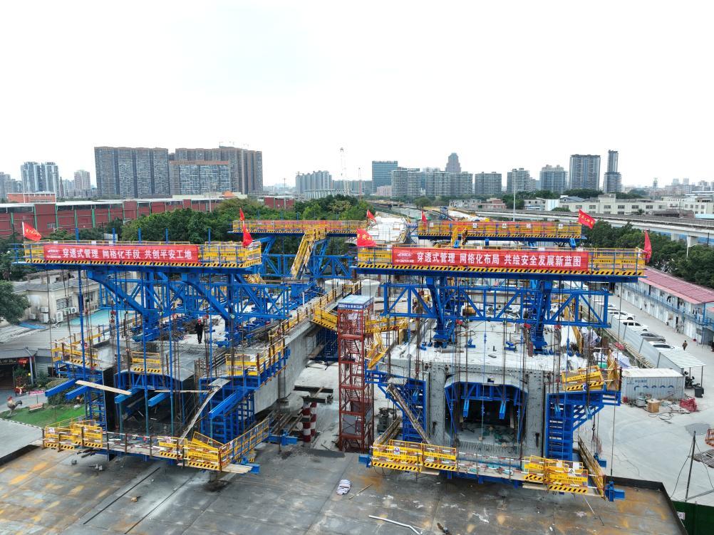 1月31日，在广州市荔湾区，广湛高铁珠江四线特大桥正在进行挂篮施工。（受访者供图）