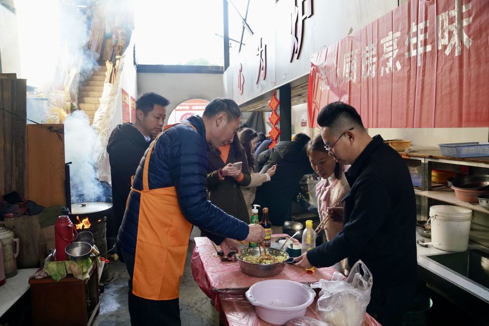 爱心志愿者在厨房内为癌症患者和家属包饺子（2025年1月28日摄）。新华社记者 胡晨欢 摄