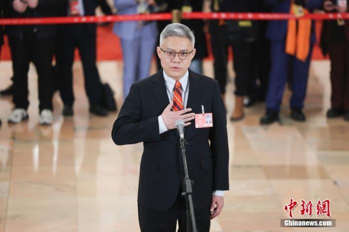 全国人大代表、江苏省南京市第一医院副院长张俊杰接受采访。 中新社记者 富田 摄
