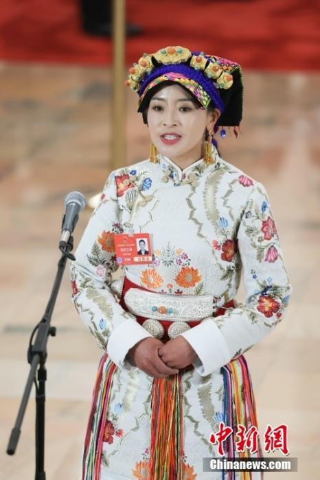 全国人大代表、四川省马尔康市养护院院长格西王姆接受采访。 中新社记者 富田 摄