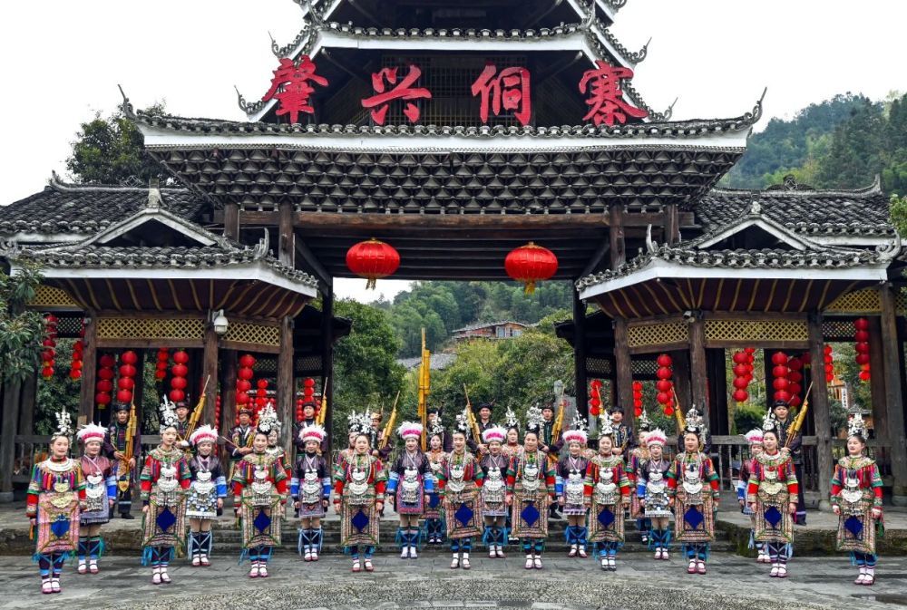 3月18日，侗族群众在肇兴侗寨给游客演唱侗族大歌。新华社记者杨文斌摄
