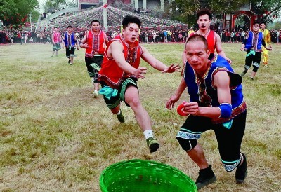 广西崇左市江州区左州镇举办抢花炮民俗活动，迎接即将到来的“三月三”传统佳节。卢文斐摄/光明图片