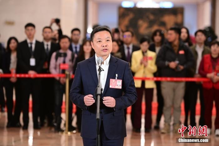 全国人大代表、广东小鹏汽车科技有限公司董事长何小鹏接受采访。 中新社记者 田雨昊 摄