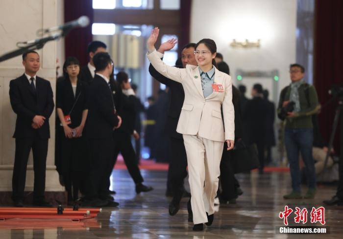 全国人大代表、河南南阳雅民农牧有限公司总经理赵昭接受采访。 中新社记者 富田 摄