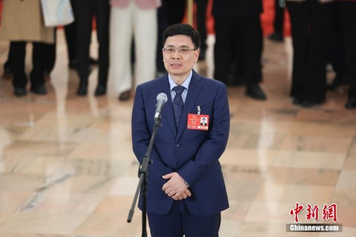 全国人大代表、海尔集团董事局主席、首席执行官周云杰接受采访。 中新社记者 富田 摄