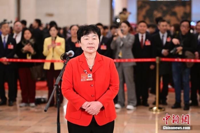 全国人大代表、天津东丽区华明街胡张庄村党支部书记杨宝玲接受采访。 中新社记者 田雨昊 摄