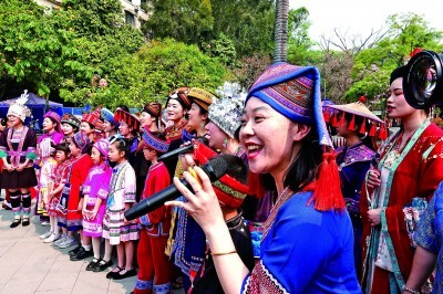 广西南宁市人民公园白龙湖畔，各族群众在对唱山歌。喻湘泉摄/光明图片