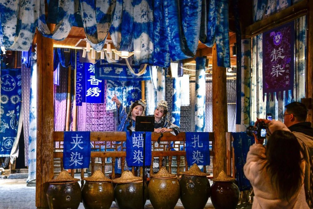 3月17日，游客在肇兴侗寨里与侗布留影。新华社记者杨文斌摄