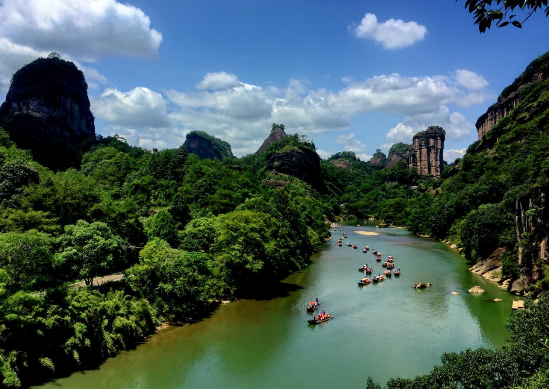 游人乘竹筏漂流在武夷山九曲溪。张国俊 摄