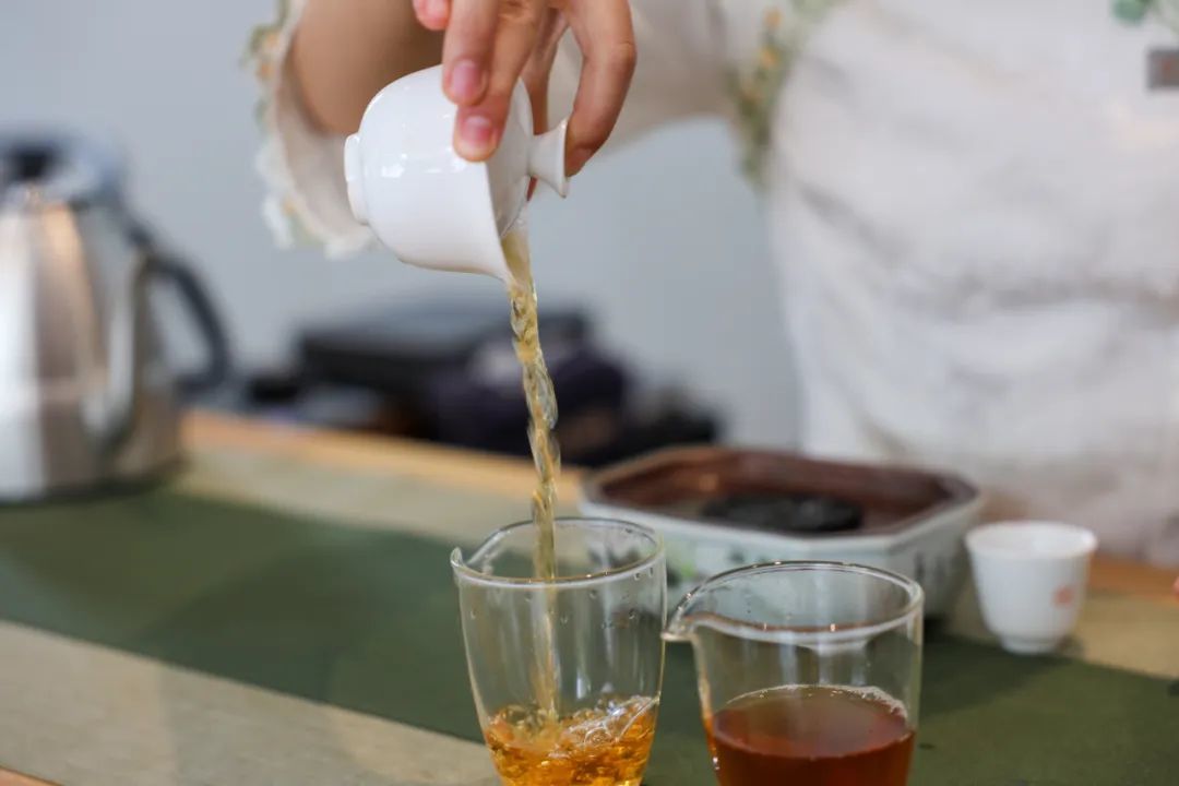 武夷山市桃渊茗茶叶科学研究所的工作人员在泡茶。新华社发 邱汝泉 摄